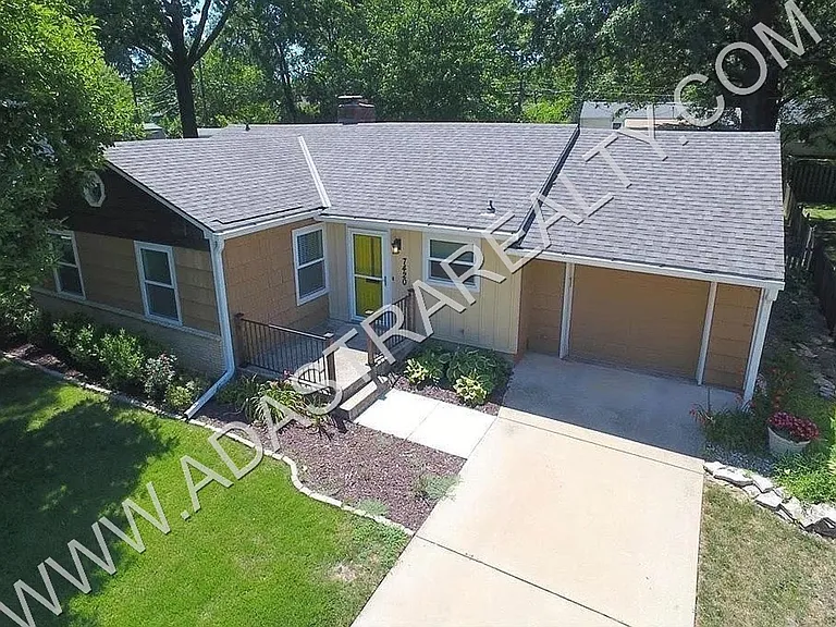 7420 Cherokee Dr — Photo 2