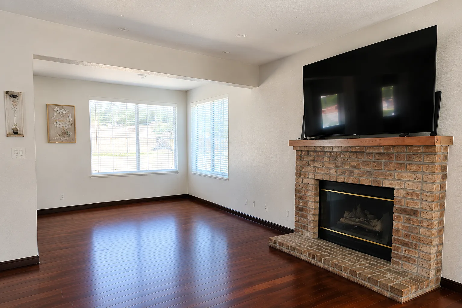 3 bed, 2.5 bath, 1495 sqft, $3,300 — Photo 2