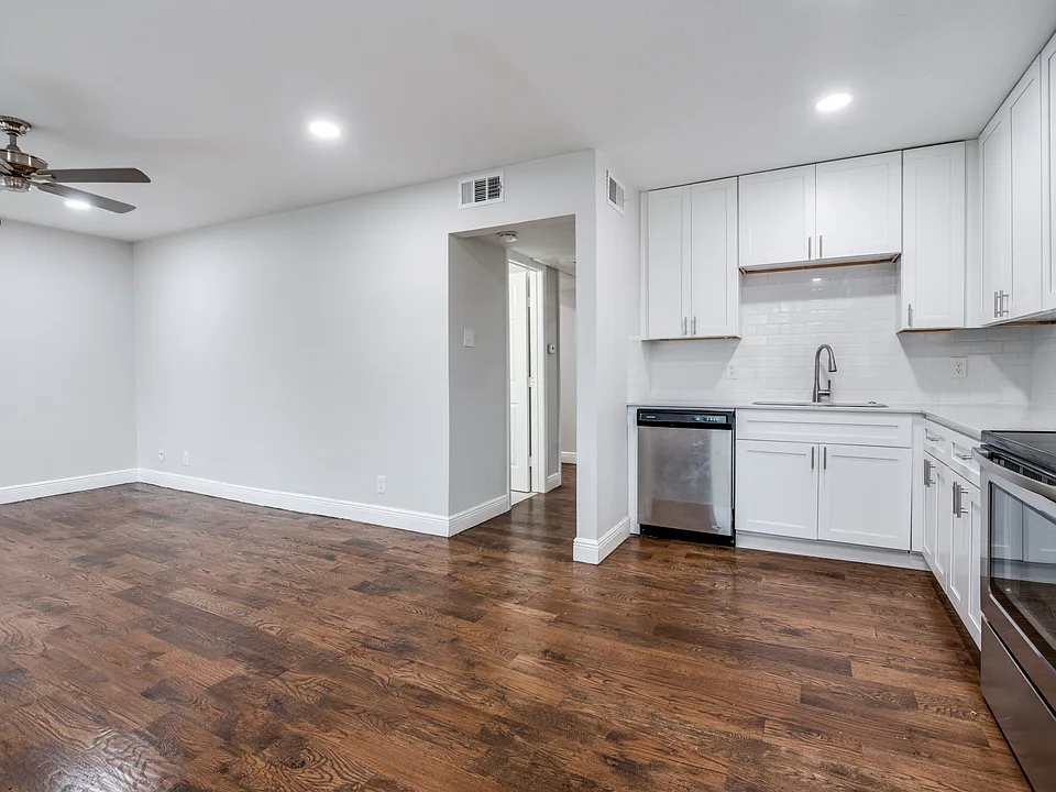 5444 Gaston Ave #202