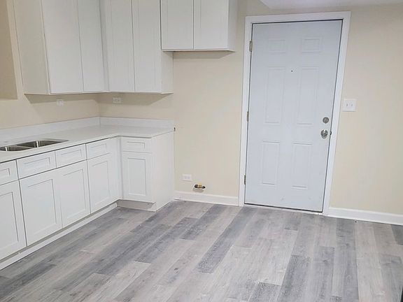 3rd image of 1004 S Oakley Blvd #G