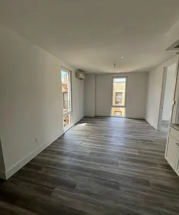 E 230th St