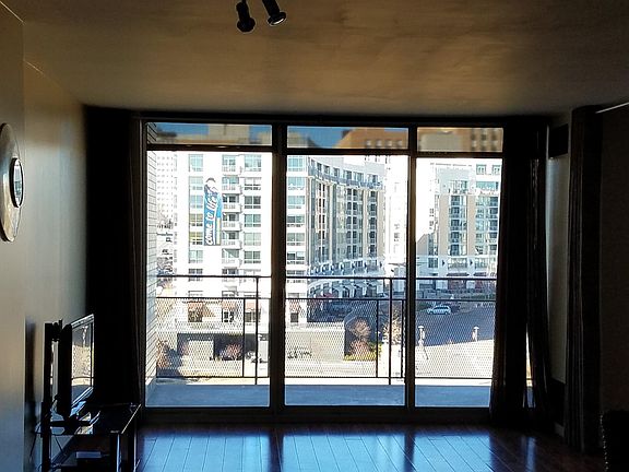 5th image of 3000 Farnam St APT 6F