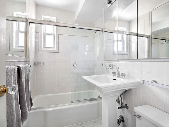 4th image of 160 E 27th St APT 10B