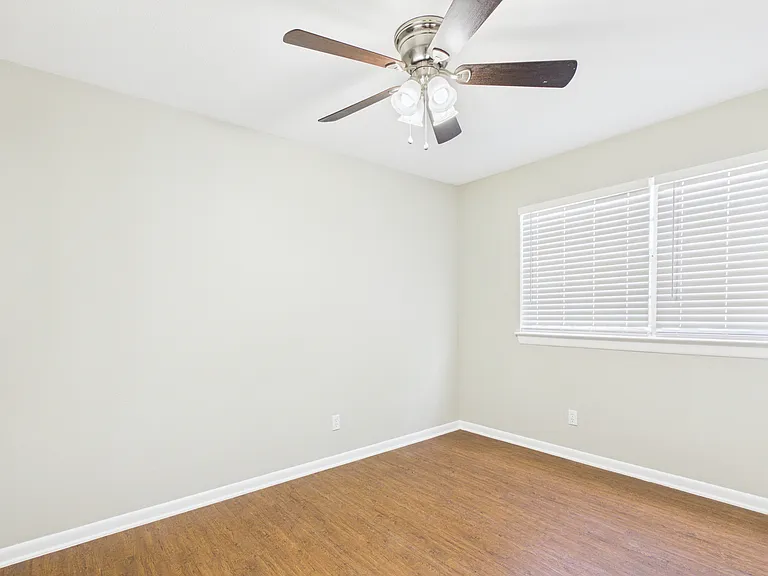 Oxford Pointe Apartments — Photo 17