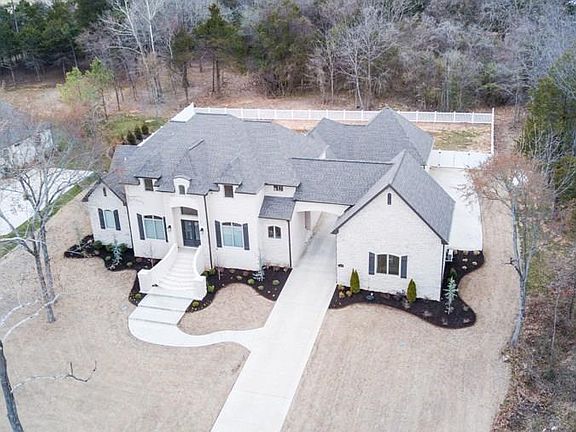 2nd image of 2829 N Lubbock Ln