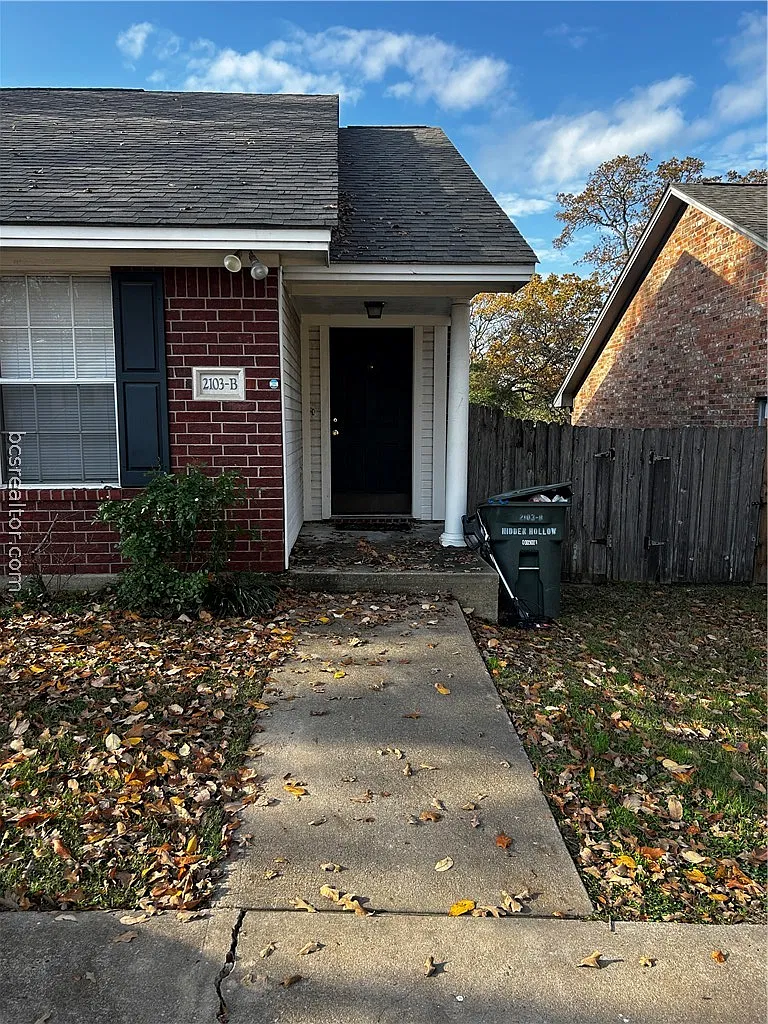 3 bed, 1976 sqft, $1,300 — Photo 1