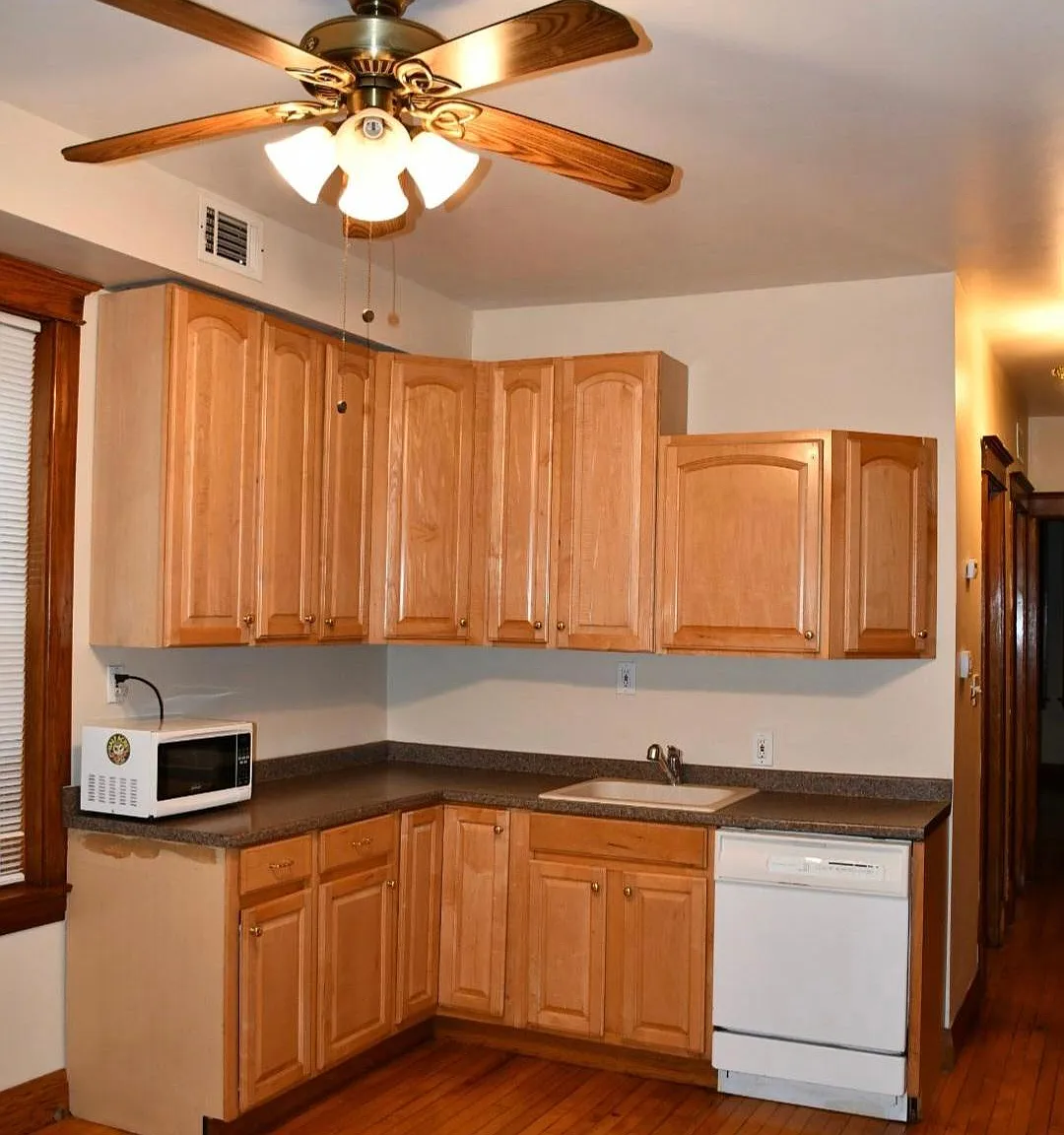 3 bed, 1300 sqft, $2,150 — Photo 2