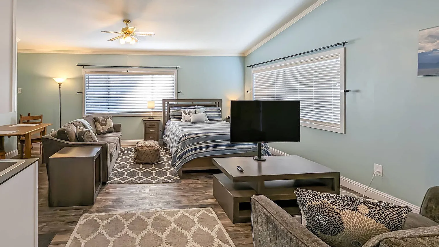 Studio, 1.0 bath, 290 sqft, $3,300 — Photo 2