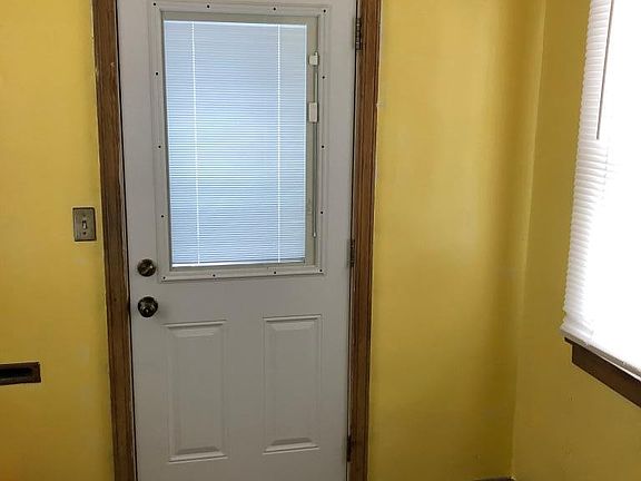 4th image of 829 S Newton Ave