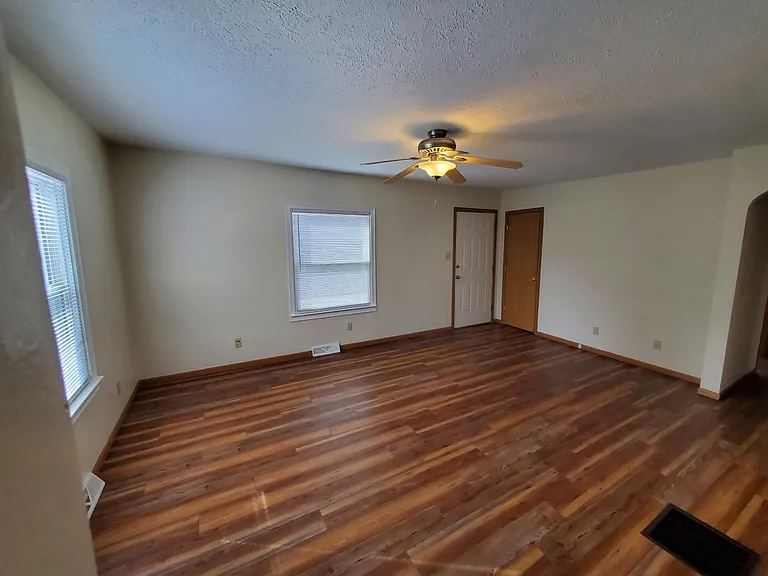 875 S Walnut St — Photo 3