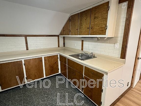 3rd image of 132 Bay St Unit 2