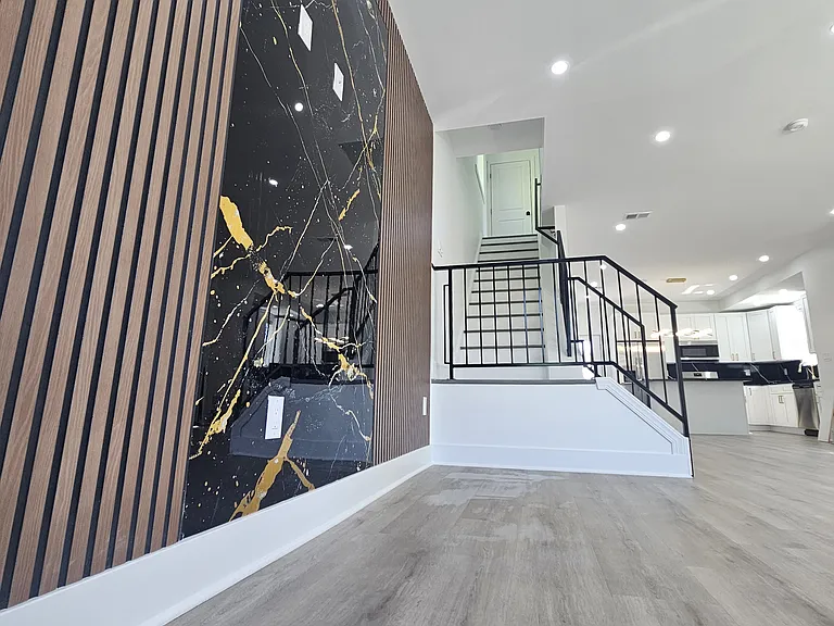 2370 Randolph St — Photo 14