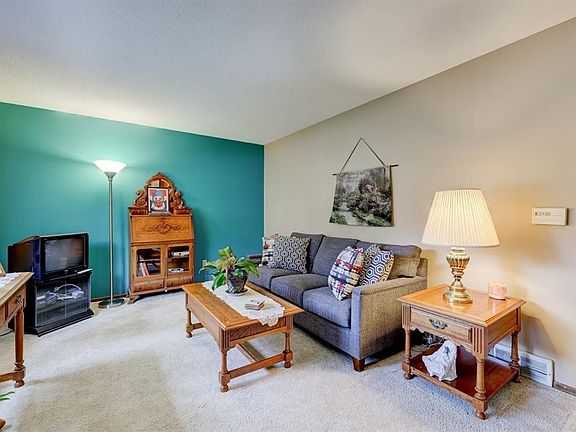 4th image of 2220 Camelot Ct