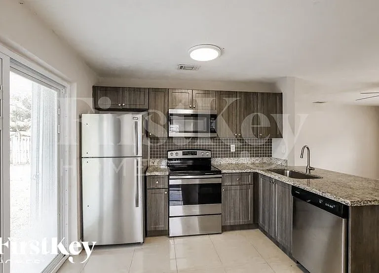 2550 NE 8th Ave — Photo 7