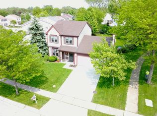 723 Radnor Dr, Roselle, IL 60172
