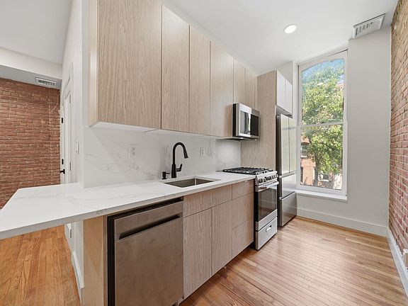 2nd image of 213 York St #2
