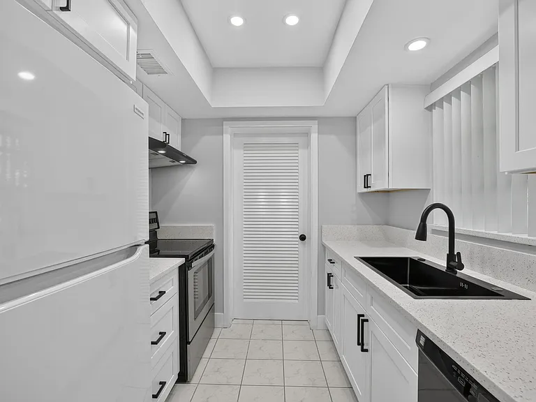 2755 NE 28th Ave #E2 — Photo 11