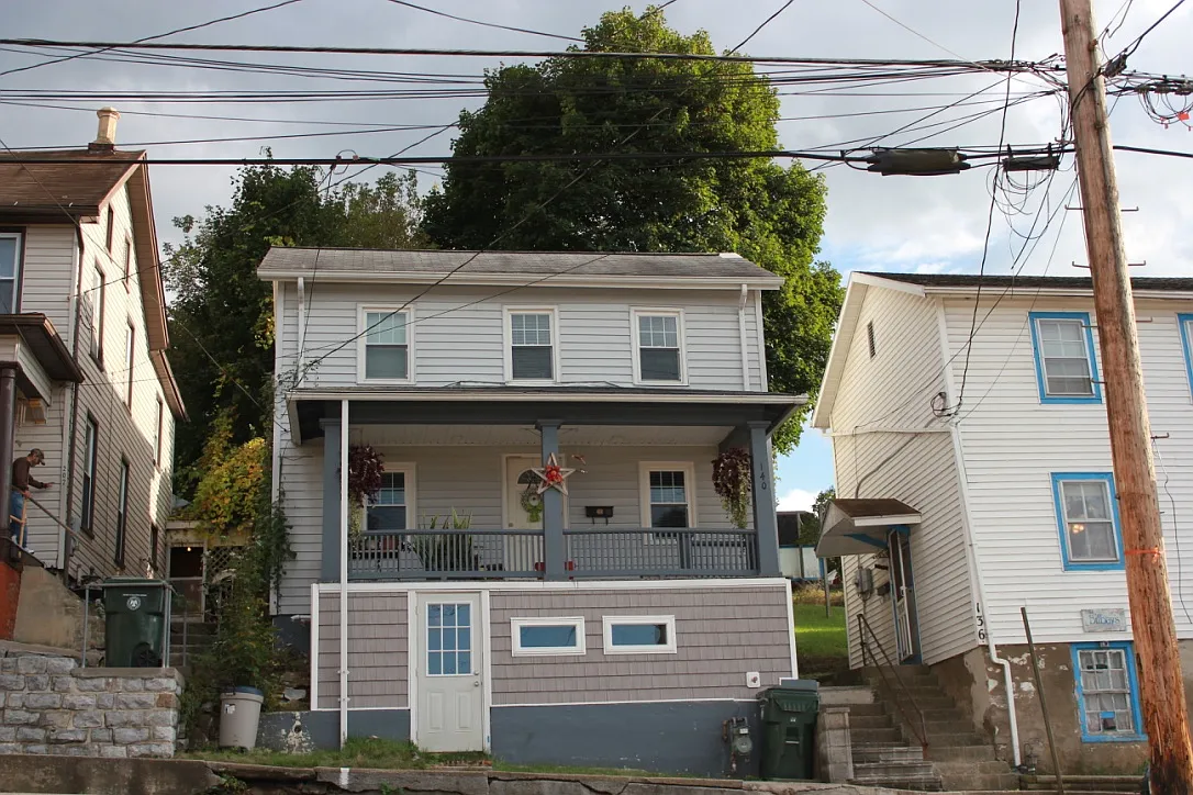 140 E Logan St photo 1