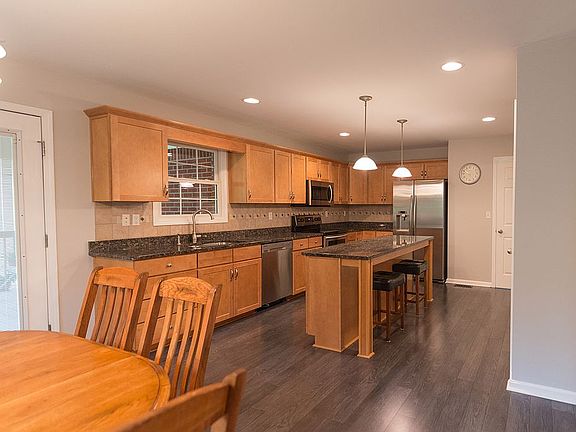 7 ft island, large pantry