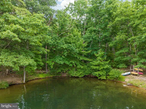 150 S Lakeview Dr, Cross Junction, VA 22625