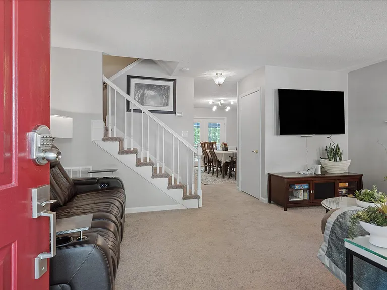 107 Barbary Ct — Photo 5