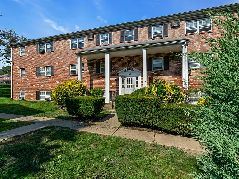 Lancaster Court Apartments — Photo 2