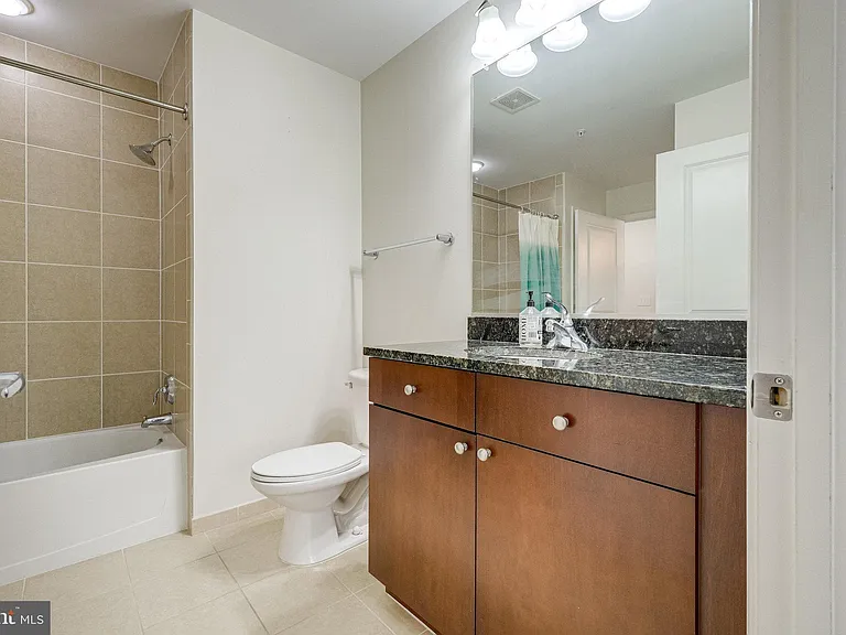 155 Potomac Psge #712 — Photo 27