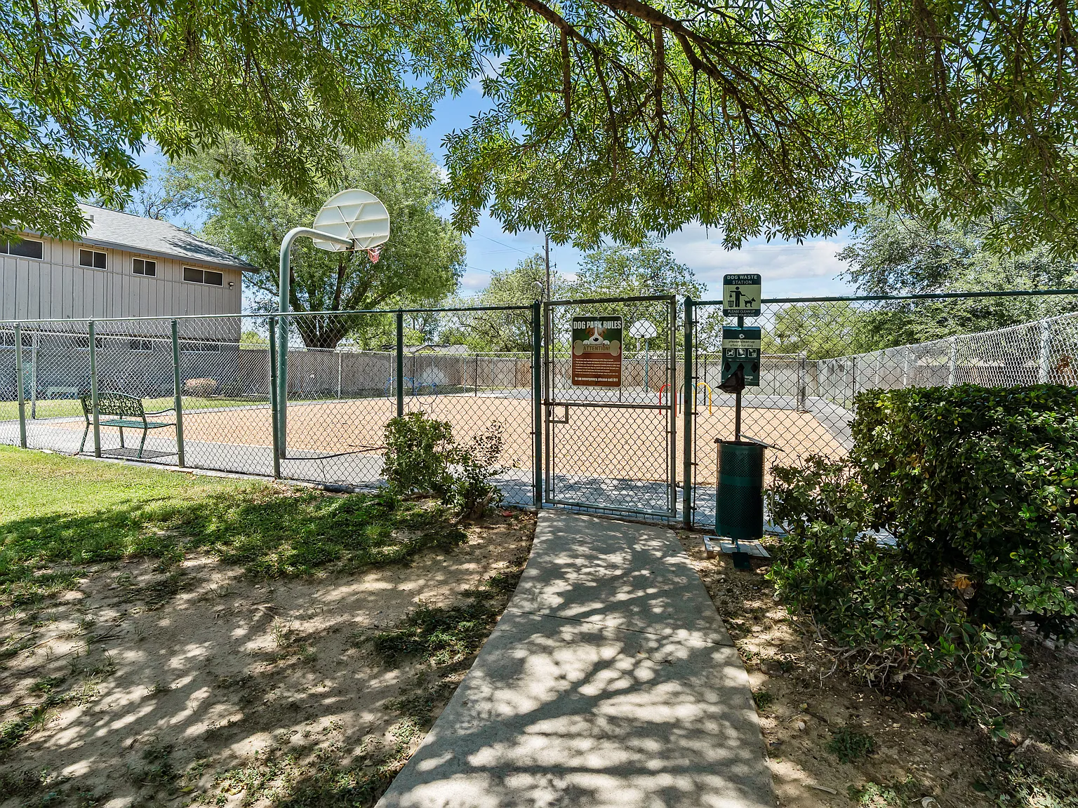 Holly Apartments — Photo 1
