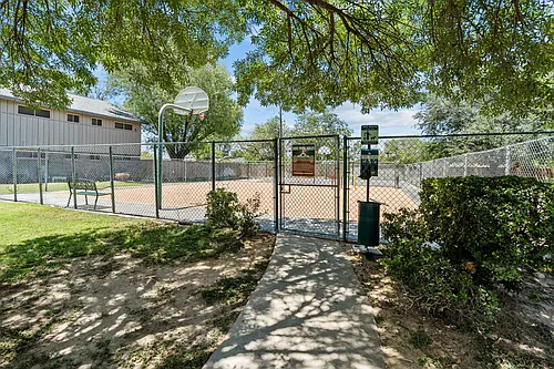 Holly Apartments Photo 1
