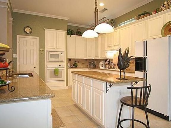 3rd image of 3301 Parkwood Dr