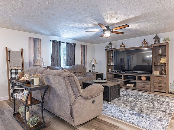 5th image of 2397 Windsor Village Dr