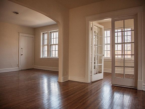 4th image of 915 De Mun Ave APT 2S