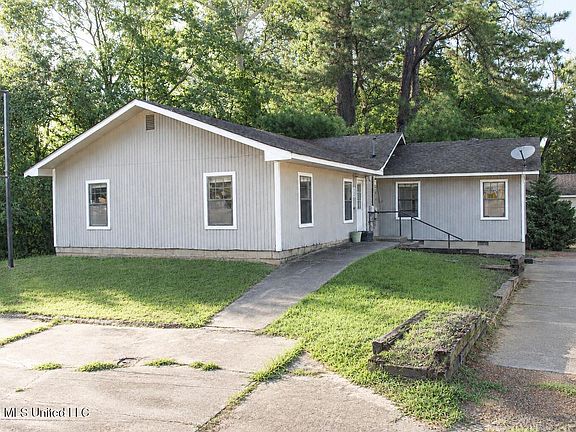 2nd image of 830 Lakeview Dr