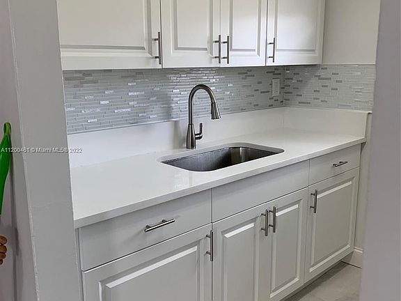 5th image of 4621 SW 33rd Ave #1-6