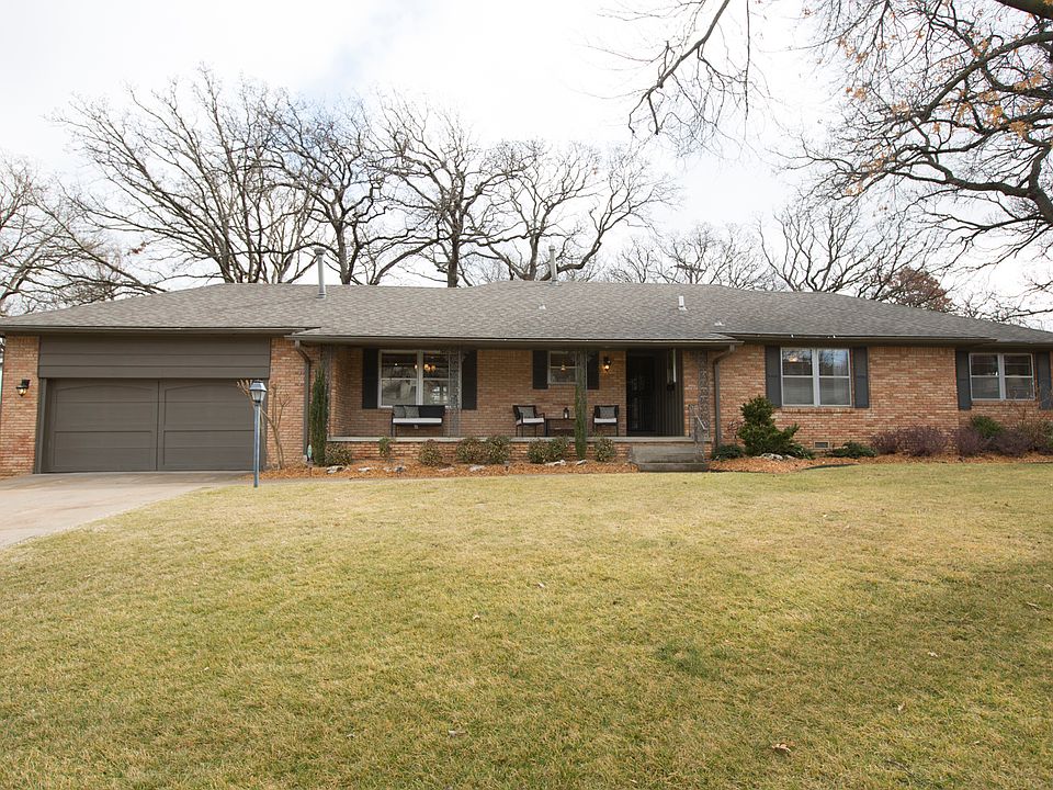 Ranch Style 2 Car Garage with Electric Overhead Door