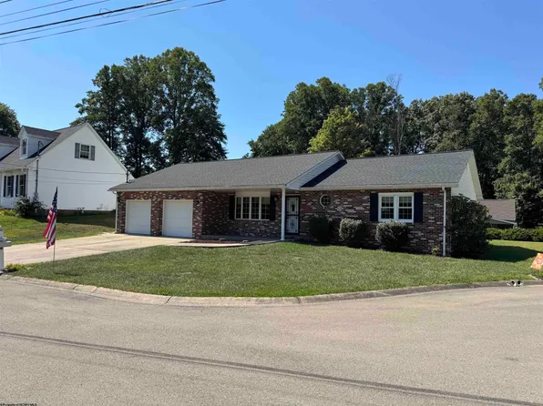 8 Franklin Ct, Fairmont, WV 26554