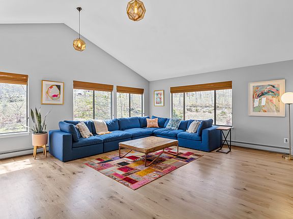 4th image of 19 Dogwood St