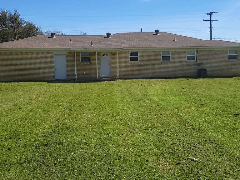1305 Yates Dr — Photo 2