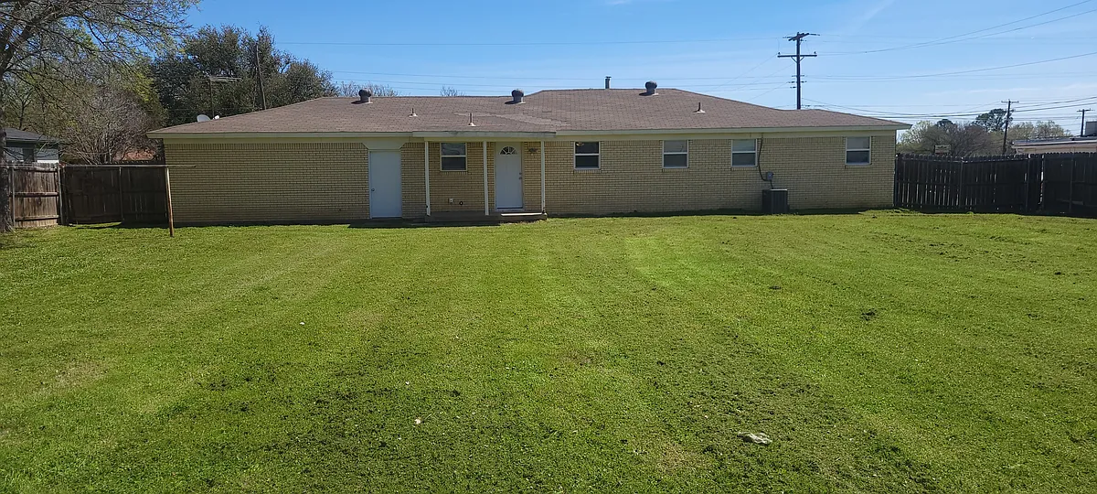 Building Photo - 1305 Yates Dr