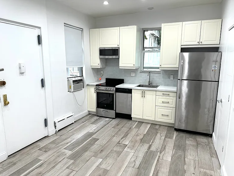 320 E 6th St #CH — Photo 4