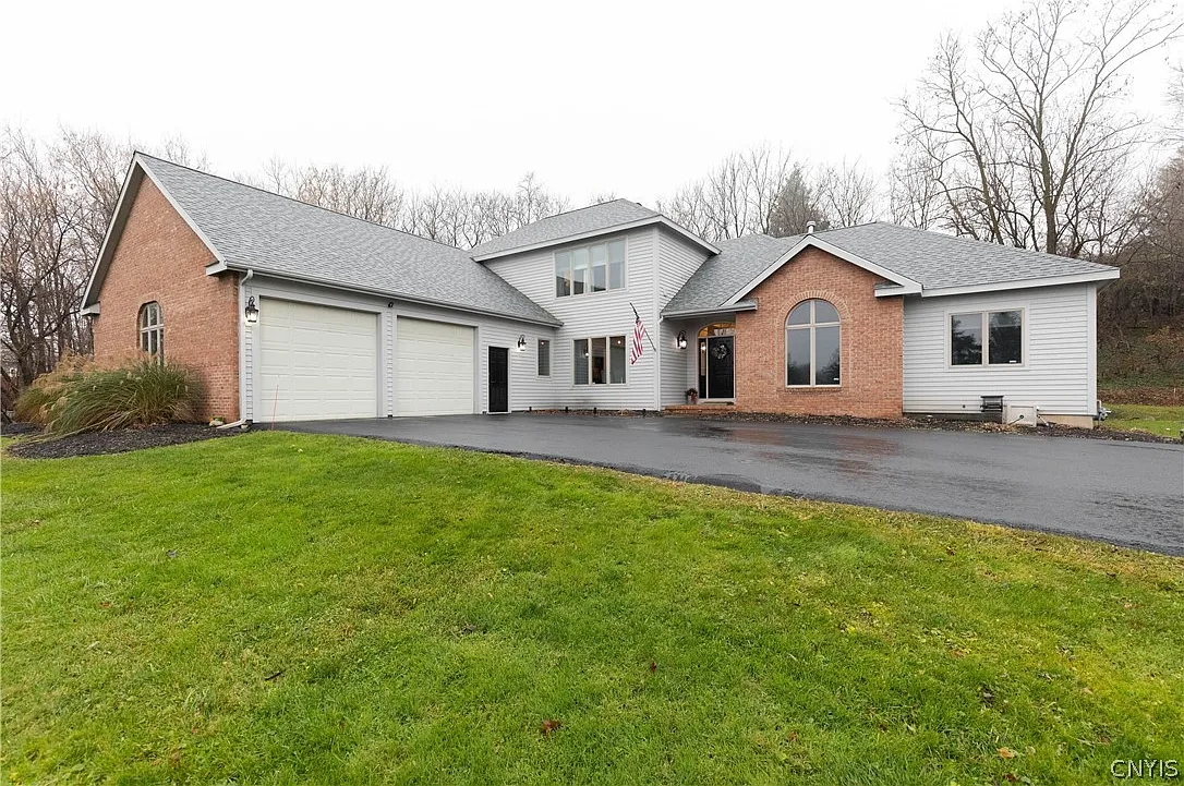 4 bed, 2.5 bath, 3224 sqft, $3,800 — Photo 1