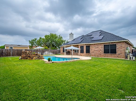 3rd image of 15617 Glenn Ln