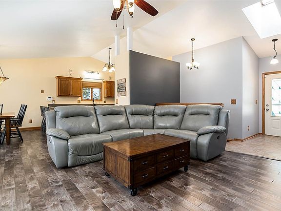 4th image of 119 New Foundland Pl NE
