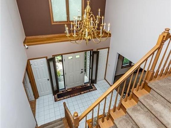 4th image of 141 Lancelot Ln E