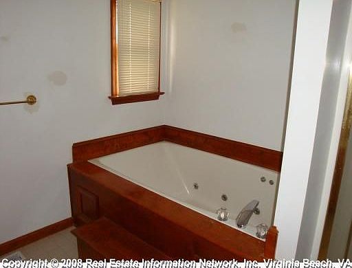 Master bath w/jetted tub