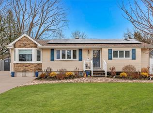 33 Arrow Ct, Central Islip, NY 11722