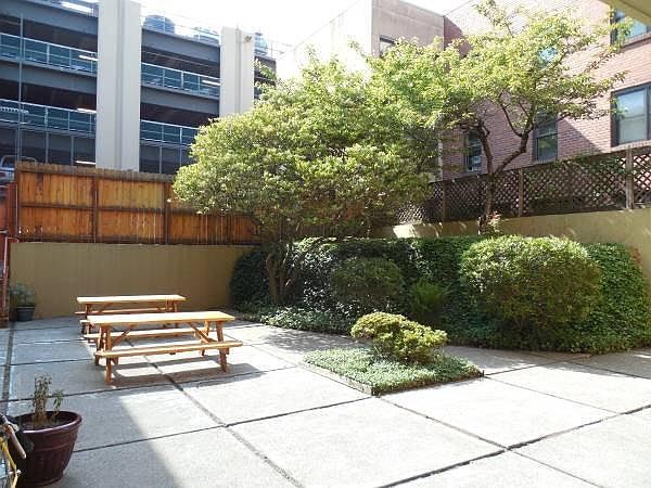 1st image of 1120 NE 43rd St APT 208
