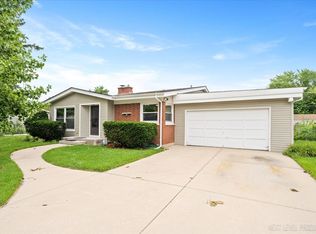 521 Iroquois Dr, Aurora, IL 60506