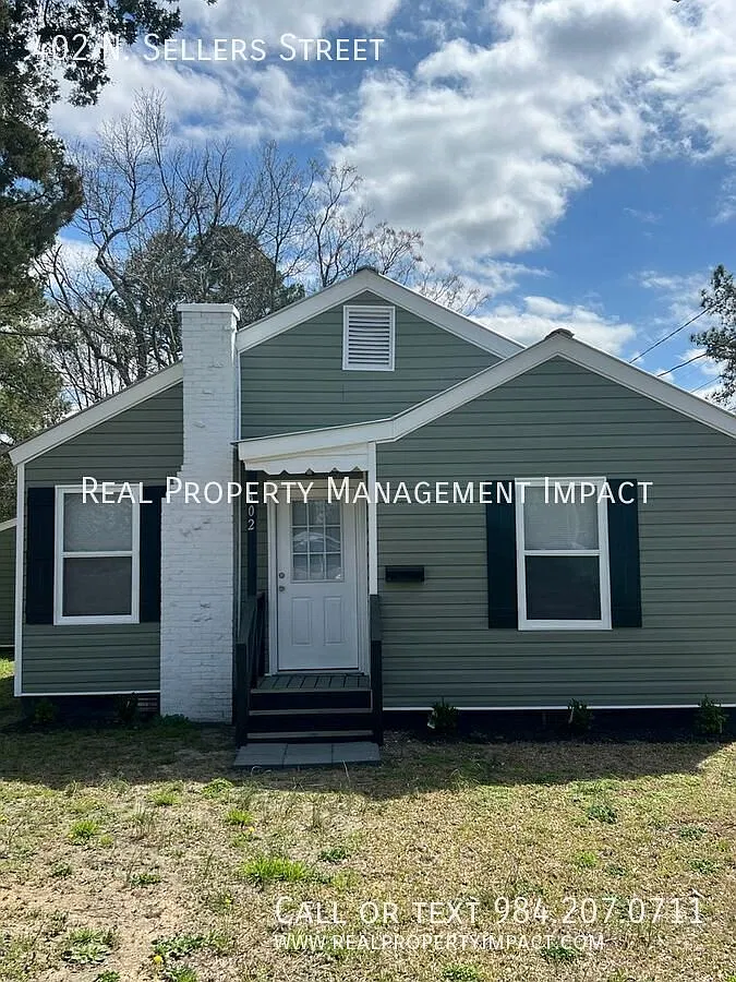 Renovated and Charming 2-Bed, 1-Bath Bungalow Walkable to Downtown Selma — Photo 1