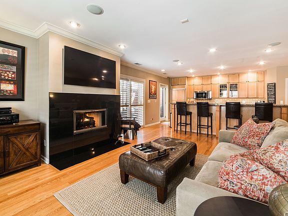 4th image of 1437 S Prairie Ave Unit E